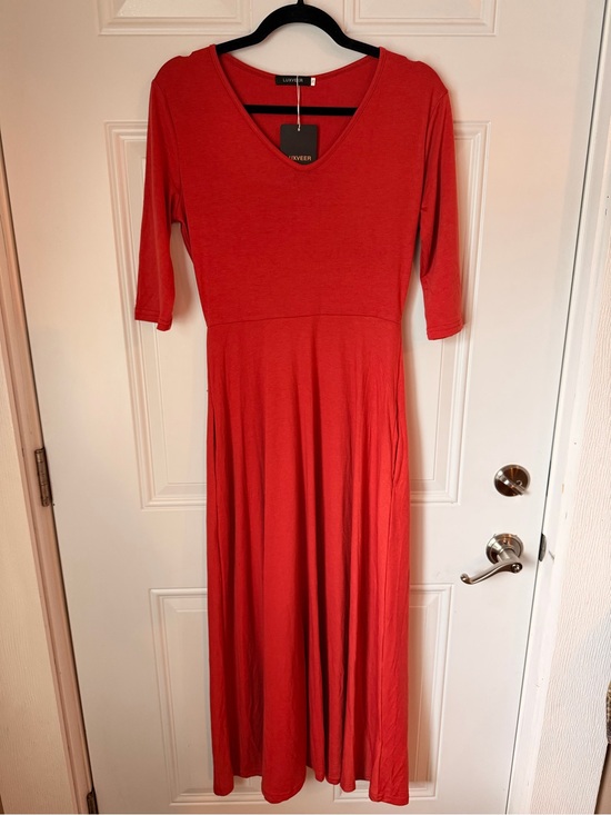 Luxveer Dresses & Skirts - V-Neck Red Maxi Dress with Elbow Sleeves